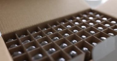 Cam şarap şişeleri ya da cam kavanozlarla dolu bir karton kutu. Kırılgan ürünlerin taşınması ve paketlenmesi