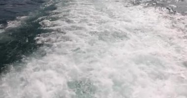 Dalgalı ve köpüklü su teknenin arkasında. Deniz manzarası.