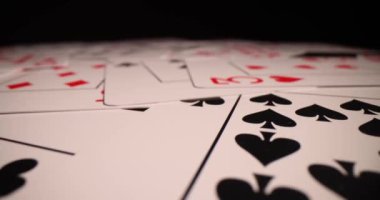 Siyah arka planda bir sürü iskambil kartı var. Poker ve yasadışı kumarhane