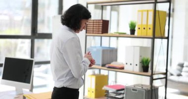 Gergin düşünen düşünceli işadamı ofiste dolaşıyor. Stajyer işte zor kararlar verir ve adamı strese sokar.
