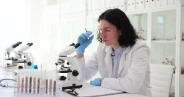 Laboratuvarda yiyecek katkı maddeleri ve tahıllarla dolu test tüpleri. Bitki kökenli genetik olarak değiştirilmiş organizmaların nitel ve nicel belirlenmesi