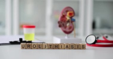 Kelime Urolithiasis küp ve böbrek anatomik modelinden oluşur. Klinikte böbrek hastalıklarının üroloji ve tedavisi
