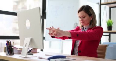 Ofiste rahatlayan mutlu bir kadın. Müdür gevşetiyor ve işi bitiriyor