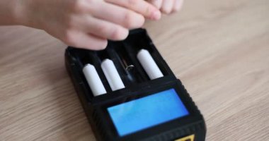 Şarj konseptiyle şarj oluyor. Akü konsepti için ekranlı şarj aleti