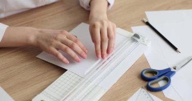 Kağıt kesiciyle beyaz yaprak kesiyorum. Kırtasiye konsepti