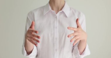 Kendine güvenen kadın fırçayla ellerini ısıtır. Ellerini ısıt.