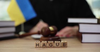 Hakimin Gavel 'i ve Ukrayna bayrağı mahkemede. Adalet ve Lahey Mahkemesi ve Savaş ve Adaletin Durdurulması