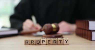 Mahkeme salonundaki yargıçlar ve küplerin sahibi. Konut binasının mülkiyeti hakkında anlaşmazlıklar