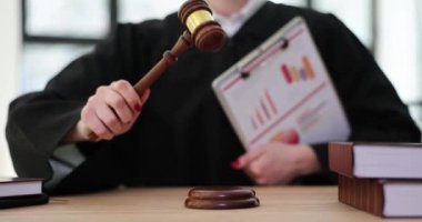 Yargıç tokmağı eleştiriyor ve elinde diyagramlar ve grafiklerle istatistiksel belgeler tutuyor. Mali suçlar ve mahkemeler hakkında karar