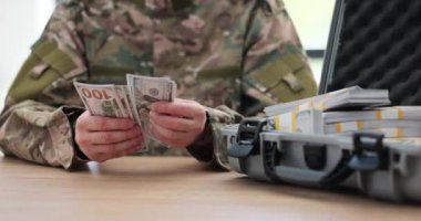 Askerler bir sürü paralı çanta sayarlar. Askerlik.