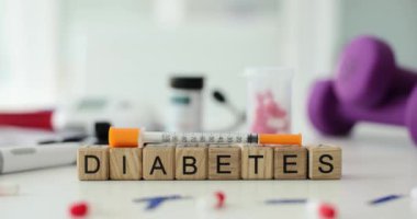 Ensülin şırıngalı diyabet ve klinikteki masada duran haplar. Diyabet tedavisinde insülin