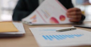 İş adamı haritalardaki iş istatistiklerini inceliyor. Analitik ve iş geliştirme planlama