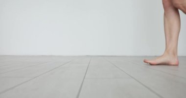 Mükemmel pürüzsüz ciltli güzel kadın bacaklarına yakın çekim. Kadın evine gider, sabah keyfine bakar ve dinlenir.