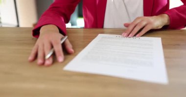 Seo ya da sigorta acentesi yeni iş sözleşmesi ve sigorta sözleşmesi imzalamak için kalem teklif ediyor. Ortak iyi bir anlaşma sözü verir.