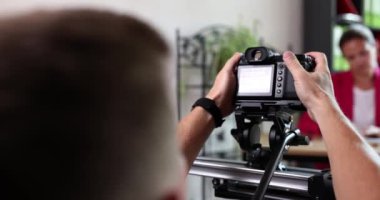 İş kadını iş görüşmesi ofiste. Videograf çevrimiçi TV kanalı için bir iş bloğu çekiyor