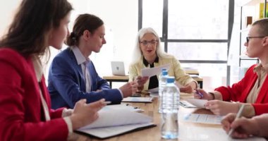 Yönetim kurulundaki toplantıda yaşlı kadın iş adamları CEO 'su. İşbirliği ve iş projesinin tanıtımı