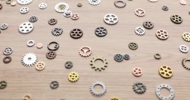 Saat mekanizması parçaları, çeşitli metal dişliler ve dişliler. Mantıklı düşün.