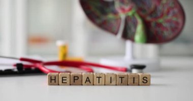 Hastahanede steteskop yakınlarındaki tahta bloklardan ve karaciğer modelinden oluşan Hepatit hastalığı. Klinikte ağır karaciğer hastalıklarının tedavisi