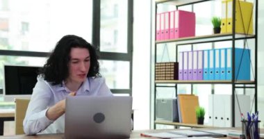 Erkek işçi, kadın yöneticiye modern bir şirket için beşlik çakıyor. Takım çalışması konsepti. Takım ruhunu iyi bir anlaşmayla güçlendiriyor.