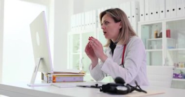 Kadın doktor, bilgisayar ekranındaki hasta testinin sonuçlarıyla şok oldu. Hastanedeki iş yerinde ağır çekimde sürpriz ve şok durumu uzmanı kavramı