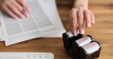 Kadın yönetici baskısı kağıt belgeye iptal edildi. Yazdırma İptal Edildi, Onaylandı ve Beyaz Klavyenin yanındaki ahşap masada Tamamlandı. Sekreterlik görevleri