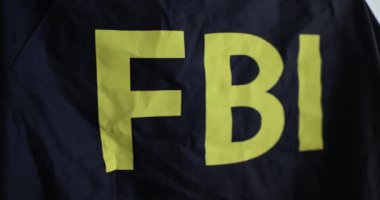 Sarı yazıtlı profesyonel ceketli yağmurluk kumaşı. Özel servis ceketi. Hükümet üniforması. Terörle mücadele kavramı