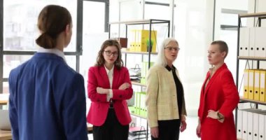 Kadın meslektaşlar, ofiste çalışan temerrüt erkek çalışanlara sırt çeviriyor. Şirketteki rekabet ve zorbalık kavramı yavaş çekimde başarılı.