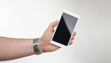 Siyah ekranlı ya da kapalı cep telefonlu bir adamın yakın çekimi. Cep telefonu çalışmıyor, işe yaramaz alet modeli. Model, teknoloji konsepti. Boşluğu kopyala