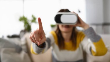 Sanal gerçeklik gözlüğü takarak görünmez şeylere dokunmaya çalışan kadınların yakın çekimi. Dişi cihaz ile yeni bir dünya keşfediyor. Teknoloji, eğlence konsepti