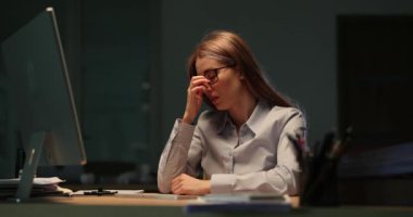 Yorgun iş kadını masajı bilgisayardaki baş ağrısından kurtulmak için tapınak arıyor. Gece geç saatlere kadar çalışmak iş yerinde stres ve baskı yaratır.