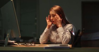 Genç çalışanlar tapınaklara masaj yapıyor fırtınalı bir gecede şiddetli baş ağrısı hissediyorlar. Yorgun bir ofis çalışanı işyerinde otururken migren ağrısı çekiyor.