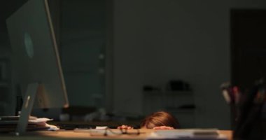 Ofis çalışanı pencerenin arkasındaki yıldırımlara tepki veriyor. Kadın şirket ofisinde kalmaktan korkuyor.