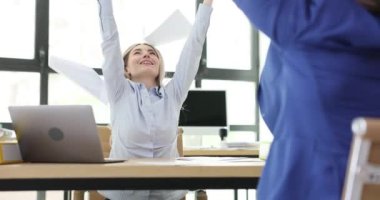 İş adamları sevinçle kağıtları havaya fırlatıp el çırpıyorlar. Meslektaşlar zor ticari projelerin tamamlanmasından duydukları mutluluğu dile getirdiler