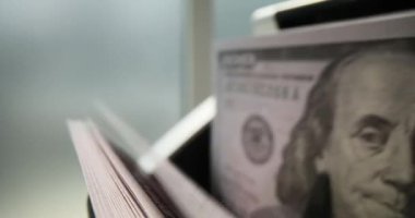 Makine banka bürosunda yığınla para sayıyor. Güvenli mali işlemler için hatasız banknotlarla ilgilenmek için aygıt