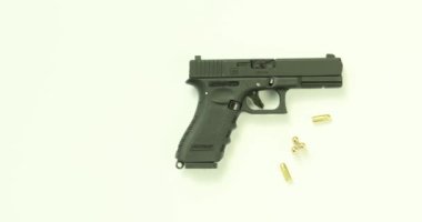 Atış poligonunda masaya yerleştirilmiş fişekli el tabancası. Askeri amaçlar için tasarlanmış mühimmat. Ateşli silah taşıma kavramı