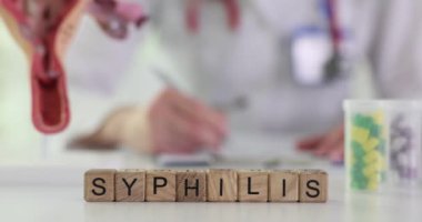 Doktorun klinikte reçete yazmasına karşı mektup bloklarındaki kelime frengisi. Kadın üreme sisteminin ilaçlar ve anatomik modeli