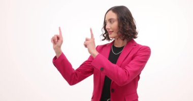 İş kadını jestleri beyaz arka planda kendine güvenen bir kenara işaret ediyor. Bayan şov profesyonelliği ve şirket ortamında pozitif enerji.