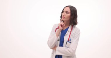 Düşünceli kadın doktor, beyaz arka plandaki fikirle şaşkınlığını dile getiriyor. Steteskoplu kadın doktor işaret parmağını kaldırıyor.