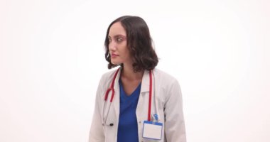 Üniformalı kadın doktor etrafa bakıp beyaz arka planda fısıldıyor. Steteskoplu esmer sıhhiyeci profesyonel sırrı sessizce ağır çekimde paylaşıyor.