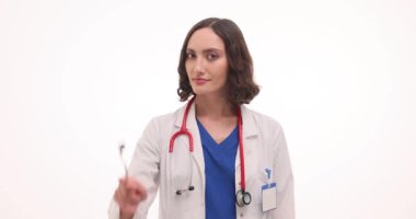 Gülümseyen dişçi, diş fırçasının ağız temizliğini hatırlattığını gösteriyor. Neşeli kadın diş hastalıklarını önlemek için kolay bir araç gösteriyor