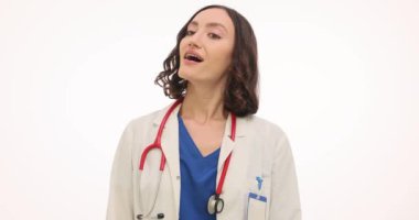 Kadın doktor gülümser ve beyaz arka planda coşkuyla el çırpar. Doktor zor tedavi sürecini tamamladığı için hastayı tebrik ediyor