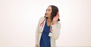 Kadın doktor, meslektaşlarının beyaz arka plandaki sırlarını öğrenmek için kıt kanaat konuşur. Meraklı doktor sessiz konuşmaları dinlemeye çalışır.