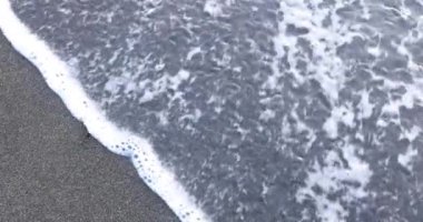 Deniz dalgası, kumsalda yazılmış olan korku kelimesini nazikçe siler. Olumsuzluğu serbest bırakmak ve yaşam konseptinde barışı kucaklamak. Dikkatli bir yaşam tarzı.