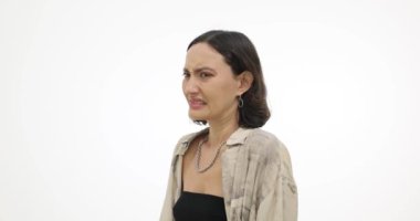 Genç bir kadın, stüdyoda beyaz arka planda el hareketleriyle durmaktan tiksindiğini gösteriyor. Esmer kadın duygusal olarak reddediyor.