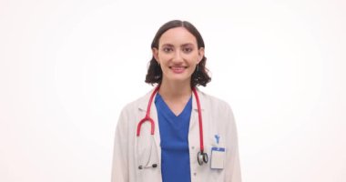 Beyaz arka planda mutlu bir yüz ifadesi olan üniformalı gülümseyen kadın doktor. Steteskoplu kadın esmer doktor kariyeriyle gurur duyuyor.