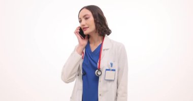 Üniformalı kadın doktor telefonda beyaz arka planda konuşuyor. Steteskoplu kadın doktor, akıllı telefon aracılığıyla hastaya çevrimiçi danışmanlık hizmeti sunuyor