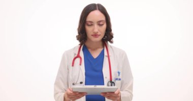 Steteskoplu kadın doktor, elinde beyazlara karşı tıbbi belgeleri olan bir dosya tutuyor. Gülümseyen esmer kadın terapist randevuya hazırlanıyor.