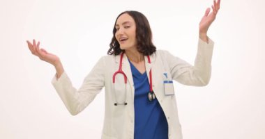 Laboratuvar önlüklü neşeli doktor beyaz arka planda alkışlıyor. Esmer terapist pozitifliğini dile getirdi ve sağlık alanında başarıyı kutladı