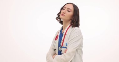 Kendine güvenen doktor beyaz arka planda işaret parmaklarıyla kendini işaret ediyor. Pratisyen hekim kendine güven ve profesyonellik gösteriyor