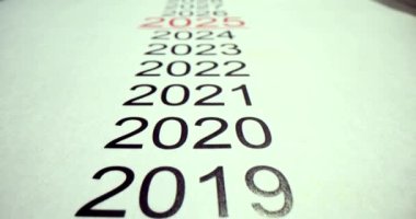 Yılların dizisi kırmızı renkle işaretlenmiş bir sonraki tarih numarasını gösterir. 2018 'den 2025' e sorunsuz geçiş. Zamanın geçişini vurguluyor.